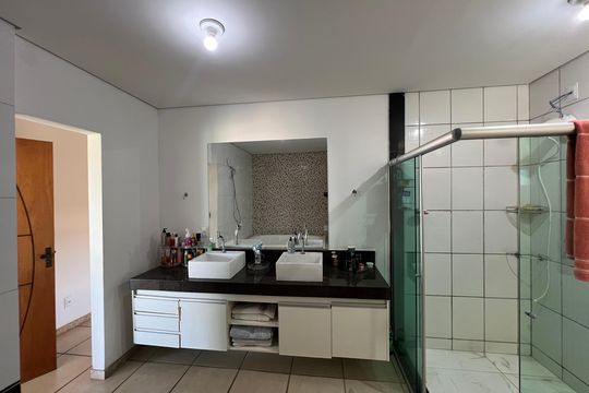 Banheiro da Suíte 2 de casa à venda com 4 quartos, 360m² em Parque Xangri-lá, Contagem