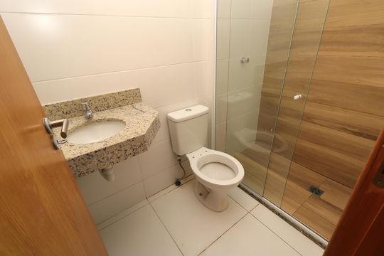 Banheiro social de kitnet/studio para alugar com 1 quarto, 22m² em Caminho das Árvores, Salvador