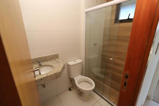 Banheiro social de kitnet/studio para alugar com 1 quarto, 22m² em Caminho das Árvores, Salvador