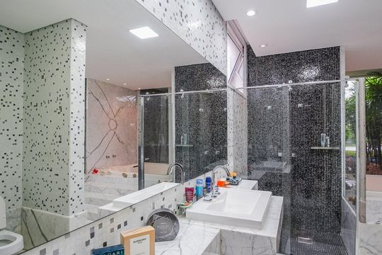 Banheiro de casa de condomínio à venda com 5 quartos, 616m² em Alphaville, Santana de Parnaíba