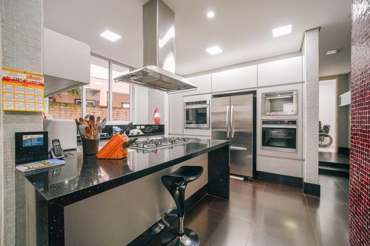 Cozinha de casa de condomínio à venda com 5 quartos, 616m² em Alphaville, Santana de Parnaíba