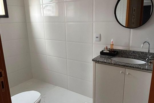 Banheiro social de apartamento para alugar com 2 quartos, 65m² em Jardim California, Jacareí