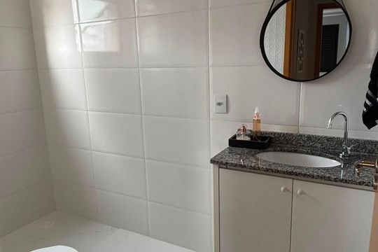 Banheiro social de apartamento para alugar com 2 quartos, 65m² em Jardim California, Jacareí