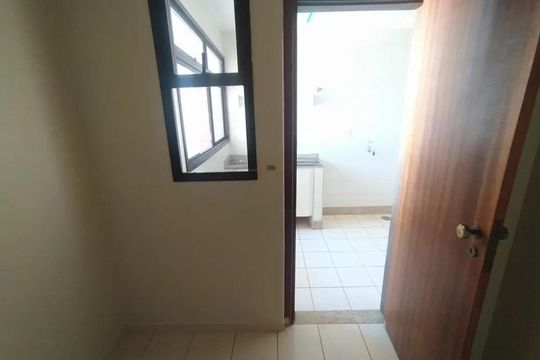 Quarto de serviço de apartamento para alugar com 4 quartos, 310m² em Osvaldo, Uberlândia