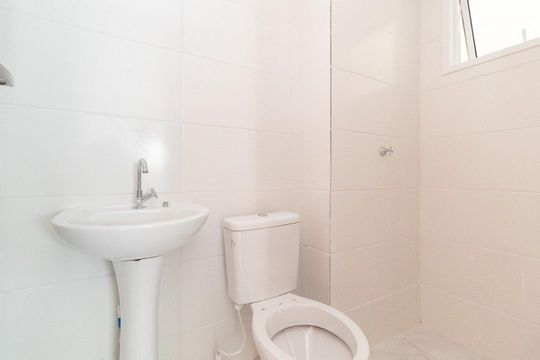Banheiro de kitnet/studio para alugar com 1 quarto, 30m² em Cavalhada, Porto Alegre