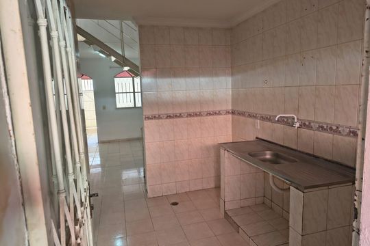 Cozinha de casa de condomínio para alugar com 2 quartos, 54m² em Ponto Chic, Nova Iguaçu