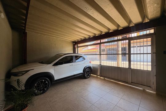Garagem de casa à venda com 2 quartos, 150m² em Vila Progresso, Santo André