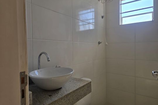 Banheiro Social de apartamento para alugar com 2 quartos, 47m² em Gopouva, Guarulhos