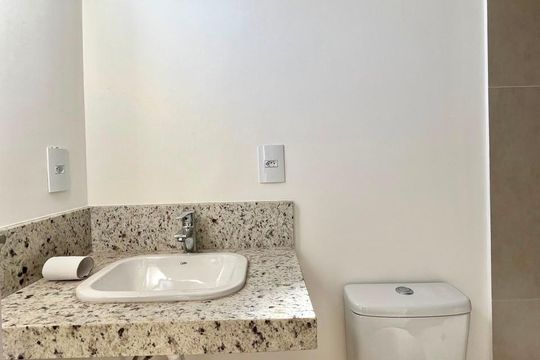 Banheiro da Suíte 1 de casa de condomínio à venda com 3 quartos, 168m² em Chácara Primavera, Campinas