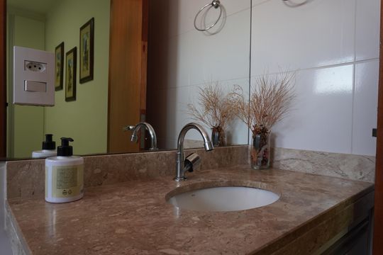 Quarto Suíte (Banheiro) de apartamento para alugar com 2 quartos, 58m² em Centro, São Carlos