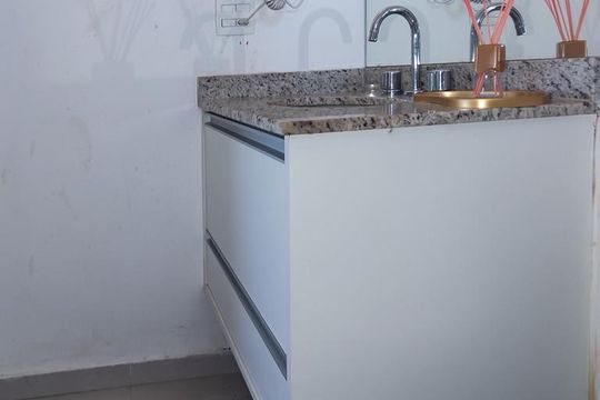 Banheiro de kitnet/studio para alugar com 1 quarto, 58m² em Bela Vista, São Paulo