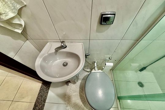 Banheiro suíte 1 de casa à venda com 2 quartos, 100m² em Jardim Maringa, São Paulo