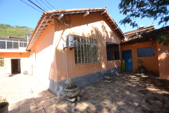 Fachada de casa à venda com 4 quartos, 416m² em Jardim Sulacap, Rio de Janeiro
