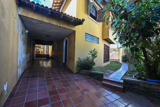Garagem de casa à venda com 4 quartos, 218m² em Real Parque, São Paulo