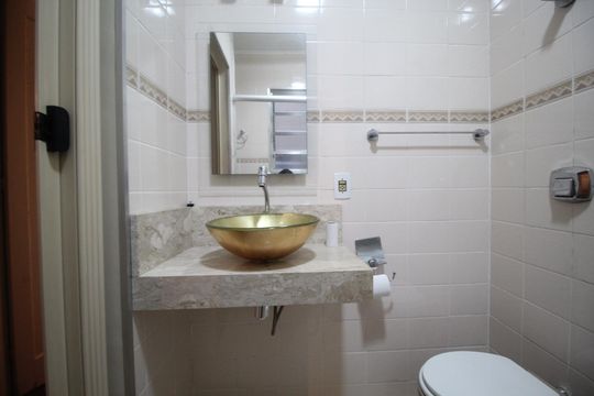 Banheiro de apartamento à venda com 2 quartos, 56m² em Navegantes, Porto Alegre