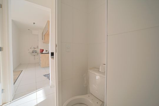 Banheiro social de apartamento à venda com 2 quartos, 38m² em Jardim Maringa, São Paulo