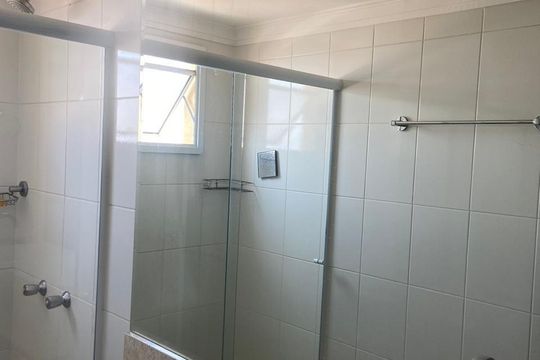Banheiro de apartamento à venda com 2 quartos, 65m² em Vila Industrial (Campinas), Campinas