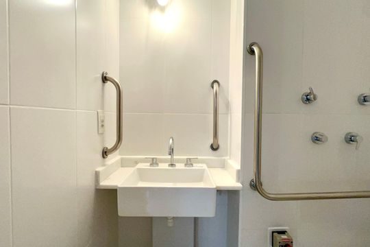 Banheiro de kitnet/studio para alugar com 1 quarto, 28m² em Perdizes, São Paulo