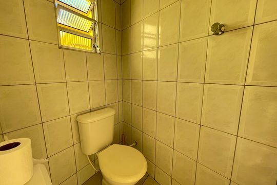 Banheiro de serviço de casa à venda com 2 quartos, 90m² em Jardim Alvorada (zona Oeste), São Paulo