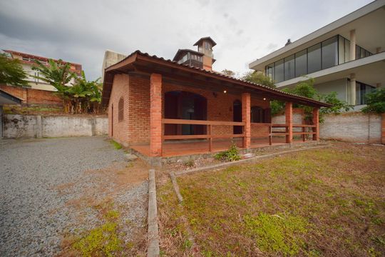 Área externa de casa para alugar com 3 quartos, 240m² em Campeche, Florianópolis