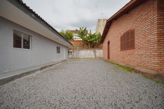 Garagem de casa para alugar com 3 quartos, 240m² em Campeche, Florianópolis