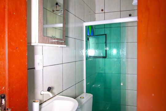 Banheiro de casa para alugar com 2 quartos, 58m² em Alcantara, São Gonçalo