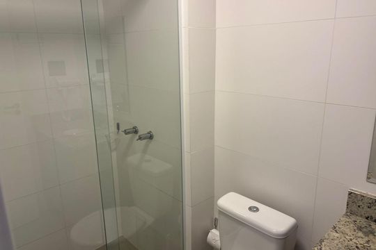Banheiro de kitnet/studio à venda com 1 quarto, 17m² em Rebouças, Curitiba