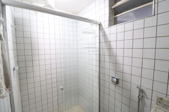 Banheiro de apartamento para alugar com 1 quarto, 50m² em Centro, Uberlândia