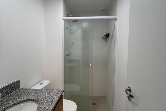 Banheiro social  de apartamento para alugar com 1 quarto, 37m² em Santo Amaro, São Paulo
