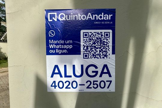Placa  de casa de condomínio para alugar com 2 quartos, 100m² em Itacorubi, Florianópolis