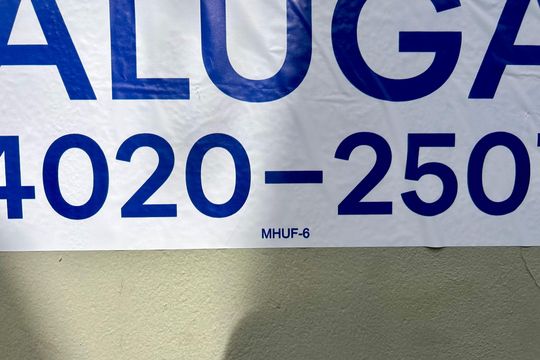 Placa  de casa de condomínio para alugar com 2 quartos, 100m² em Itacorubi, Florianópolis