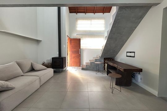Sala  de casa de condomínio para alugar com 2 quartos, 100m² em Itacorubi, Florianópolis