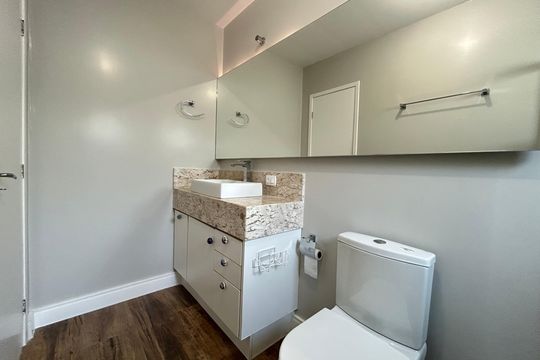 Banheiro suíte  de casa de condomínio para alugar com 2 quartos, 100m² em Itacorubi, Florianópolis