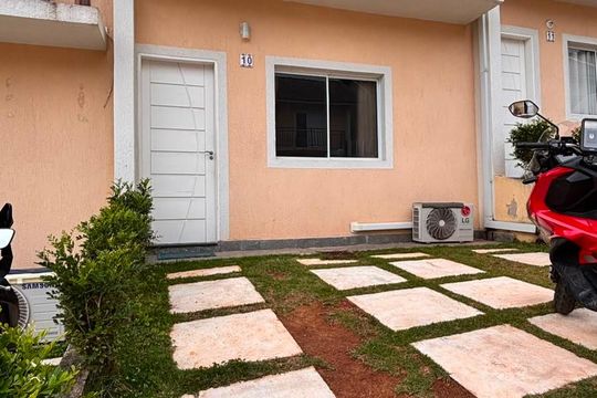 Fachada de casa de condomínio para alugar com 2 quartos, 48m² em Chácara Ondas Verdes, Cotia