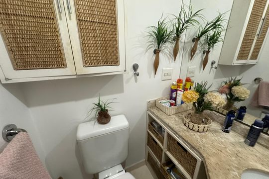 Banheiro de apartamento à venda com 2 quartos, 75m² em Alphaville Industrial, Barueri