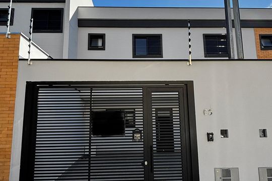 Fachada de casa à venda com 3 quartos, 126m² em Vila Pires, Santo André