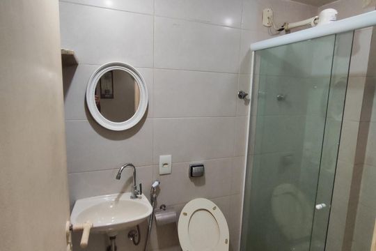 Banheiro de kitnet/studio para alugar com 1 quarto, 25m² em Copacabana, Rio de Janeiro