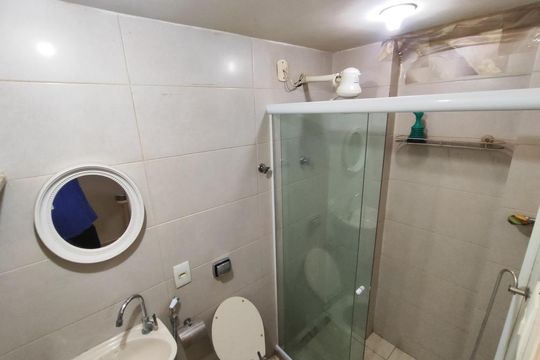 Banheiro de kitnet/studio para alugar com 1 quarto, 25m² em Copacabana, Rio de Janeiro