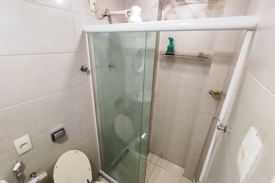 Banheiro de kitnet/studio para alugar com 1 quarto, 25m² em Copacabana, Rio de Janeiro