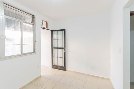 Sala de casa para alugar com 1 quarto, 50m² em Benfica, Rio de Janeiro