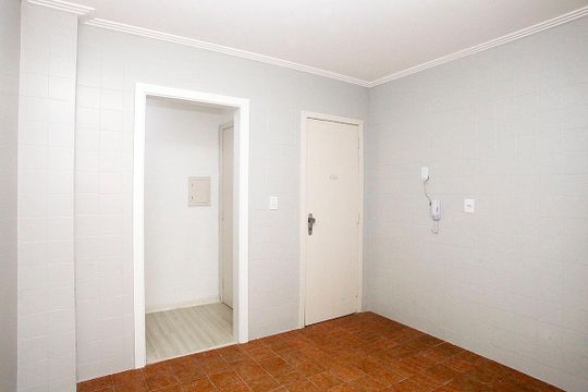 Cozinha + Área de Serviço + Despensa de apartamento à venda com 2 quartos, 81m² em Petrópolis, Porto Alegre