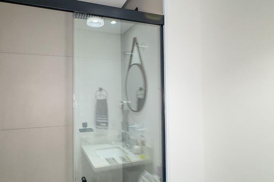 Banheiro de kitnet/studio à venda com 1 quarto, 33m² em Vila Cordeiro, São Paulo