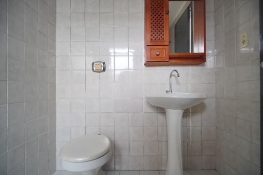 Banheiro social de kitnet/studio para alugar com 1 quarto, 37m² em Centro, São Leopoldo