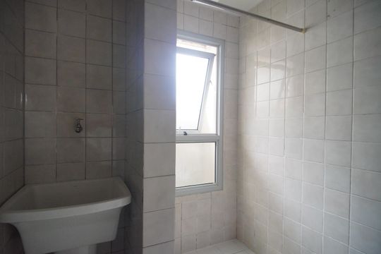 Banheiro de kitnet/studio para alugar com 1 quarto, 28m² em Centro, São Leopoldo