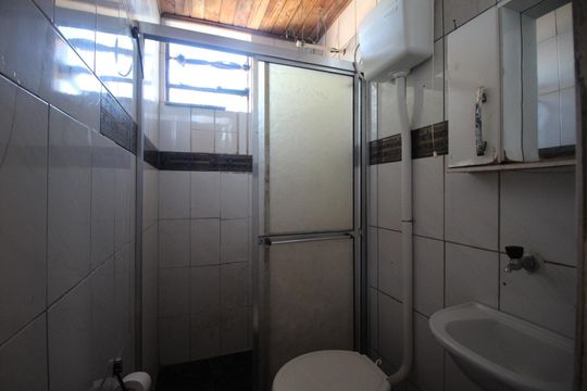 Banheiro social de apartamento à venda com 2 quartos, 50m² em Rubem Berta, Porto Alegre