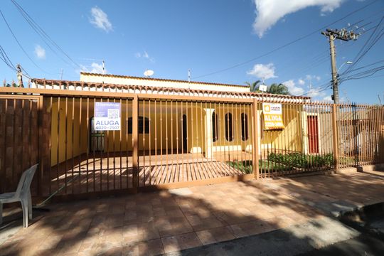 Fachada de casa para alugar com 5 quartos, 250m² em Nossa Senhora Aparecida, Uberlândia