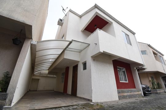 Fachada de casa de condomínio à venda com 3 quartos, 120m² em Bacacheri, Curitiba