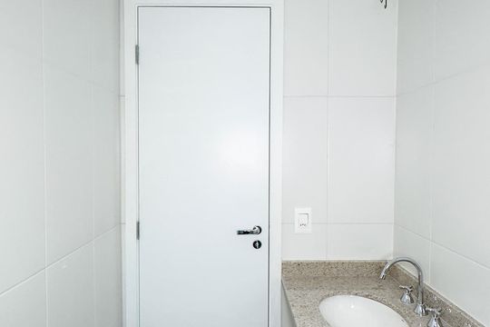Banheiro de kitnet/studio à venda com 1 quarto, 34m² em Jardim das Acacias, São Paulo