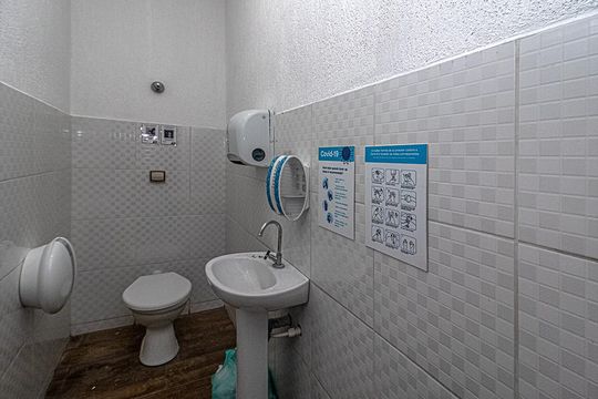 banheiro socia 2_1 de casa para alugar com 10 quartos, 560m² em Vila das Merces, São Paulo