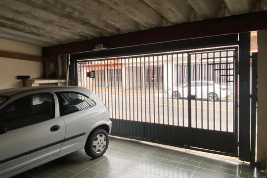 Garagem de casa à venda com 3 quartos, 132m² em Quitaúna, Osasco